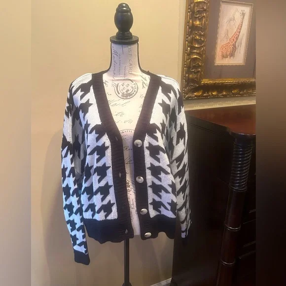 Black and White Sweater - Picture 1 of 3